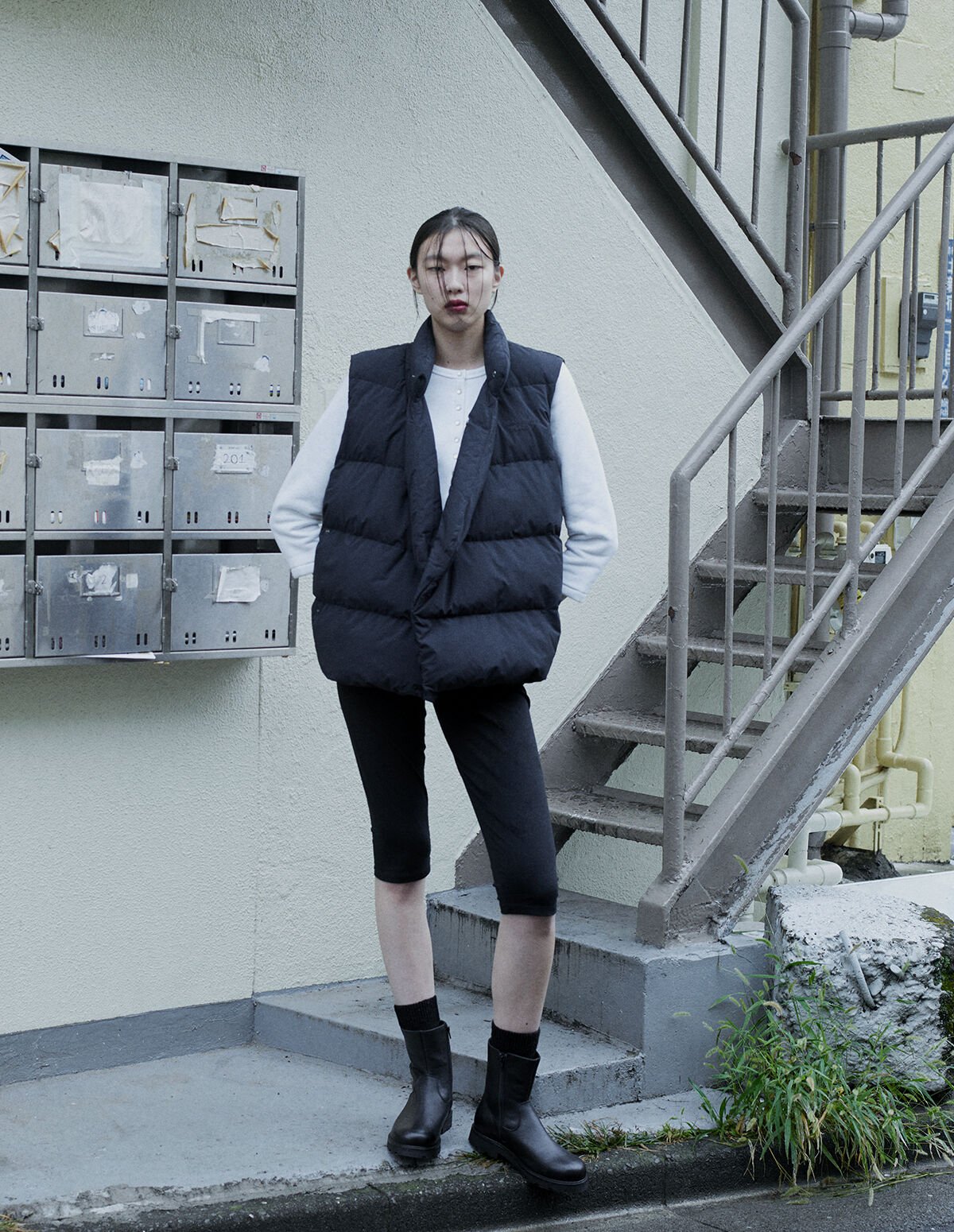 doudoune Mila noire sans manches croisée